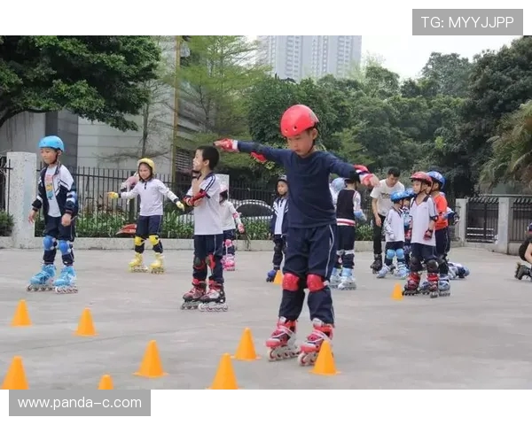 轮滑运动中刹车技巧系统解析与安全训练实战指南提升速度控制能力