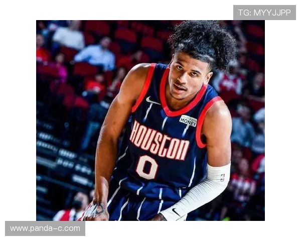 杰伦格林首节仅战四分钟被换下对阵太阳轮换策略引热议比赛中成焦点 杰伦格林首节仅战四分钟被换下对阵太阳轮换策略引热议比赛中成焦点