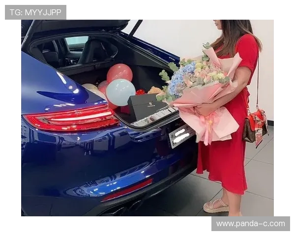 赛场边的进球式浪漫拉菲尼亚惊喜送妻全新路虎揽胜足球人生场外高光